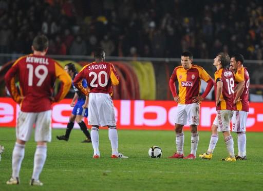 G.Saray-Hambur maçında Ali Sami Yen tartihi günlerinden birini daha yaşarken protokol tribününde ağı isimler vardı.