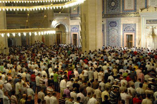 İslam âlemi, on bir ayın sultanı Ramazan'ı müjdeleyen Berat Kandili'ni idrak etti. Af ve mağfiret kapılarının sonuna kadar açıldığı gecede günahlardan arınmak isteyen binlerce inanan camilere koştu.