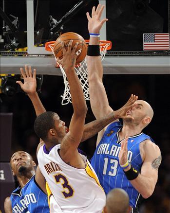 Milli basketbolcumuz Hidayet Türkoğlu'nun 22 sayısı atarak devleştiği, normal süresi 88-88 tamamlanan maçta, Los Angeles Lakers Orlando Magic'i 101-96 yendi.