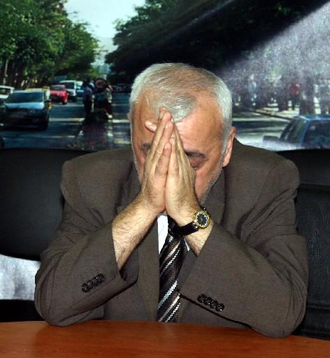 Büyük Birlik Partisi (BBP) Genel Başkanı Muhsin Yazıcıoğlu'nun memleketi Sivas'ta yas var. Gözü yaşlı Sivas halkı, işyerleri ve araçlarının camlarına Yazıcıoğlu'nun posterlerini astı ve karalara büründü.