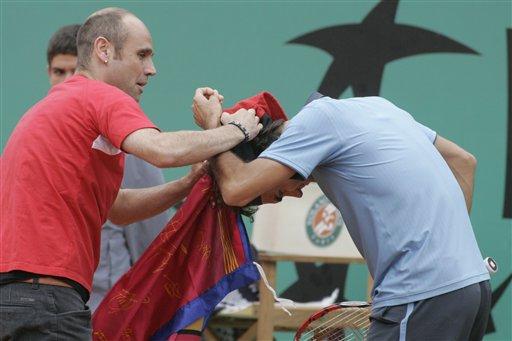 Tenis tarihinin en başarılı oyuncularından Roger Federer, kortta tarih yazarken sahaya dalarak taşkınlık yapan bir seyirci de kendi çapında tarih yazdı.