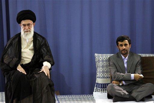 Olaylı seçim sürecinin ardından dün Ayetullah Ali Hamaneyin onayıyla resmen ikinci kez İran Cumhurbaşkanı olan Ahmedinejad, elini öptürmeyen Hamaneyin omuzunu öptü.