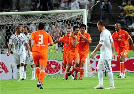 2009-2010 Sezonu perdesini açtı. Şampiyon Beşiktaş, açılış maçında İstanbul Belediyespor'la öne geçtiği maçta 1-1 berabere kaldı...