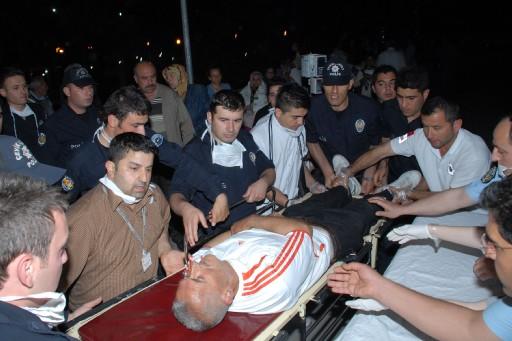 Bursa Yıldırım Merkez İlçesi'nde Şevket Yılmaz Devlet Hastanesinde yangın çıktı. 1'i çocuk 39 hastanın başka hastanelere sevk edildiği yangın sonucu 3'ü kadın 8 kişi hayatını kaybetti.