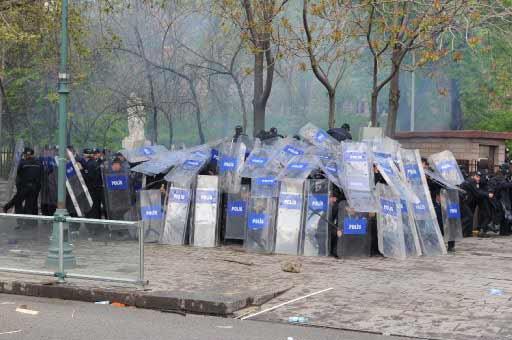 Ankara'daki 1 Mayıs kutlamalarının yapılacağı Sıhhiye Meydanı'na girişlerdeki arama noktasında polis ile göstericiler arasında arbede çıktı. Polis olayları yatıştırmak için havaya ateş açtı.