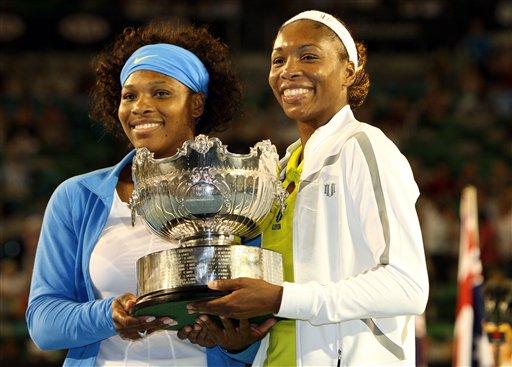 Avustralya Açık'ta ilk şampiyonlar belli oldu. Serena Williams ve Venus Williams kardeşler, Wimbledon ve Olimpiyatlar'da olduğu gibi şampiyonluğu kimseye kaptırmadı