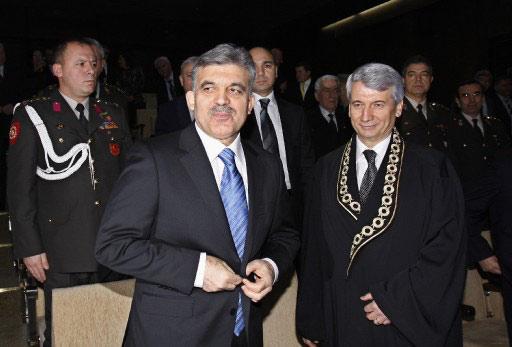 Geçtiğimiz hafta tartışmaların odağı haline gelen Anayasa Mahkemesi, bugün önemli bir yemin törenine ev sahipliği yaptı. Törende, Gül, Erdoğan, Toptan'ın yanı sıra önemli isimler vardı.