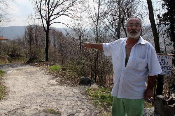 Zonguldak'ın Kozlu beldesinde oturan 65 yaşındaki Mustafa Aş, yaklaşık bir yıldan bu yana evinin yolunu yaptıramayınca tepkisini tabela asarak koydu.