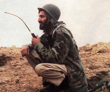 Sovyetlerin 1979 yılında Afganistan'ı işgal etmesi üzerine, o dönemde Suudi Arabistan ve Körfez ülkelerinde çok taraftar bulan cihat çağrısına katılan Bin Ladin, Suudi yetkililerin yardımıyla Afgan mücahitlere lojistik desteğin öncülüğüne soyundu.