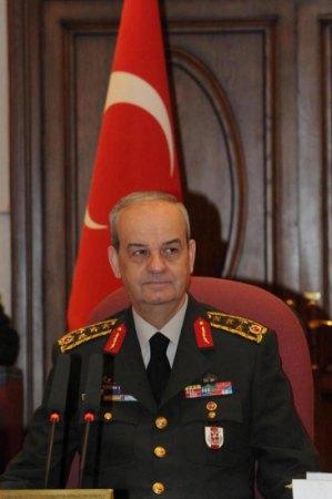 Org. Başbuğ, Türkiye'nin kilitlendiği 'belge' ile ilgili basına konuştu. Başbuğ, 'belge'yi bir kağıt parçası' olarak tanımladı, "TSK üzerinden elinizi çekiniz" dedi. Baykal'ın isitfa imasını kâle bile almadı: