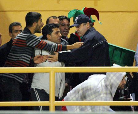 Bursasporun Diyarbakırsporu konuk ettiği maçta yaşananlar gündeme bomba gibi düştü. 2 takımın taraftarları arasında çıkan olaylarda koltuk ve taş yağmuru yaşanırken 2si çocuk, 10 kişi yaralandı.