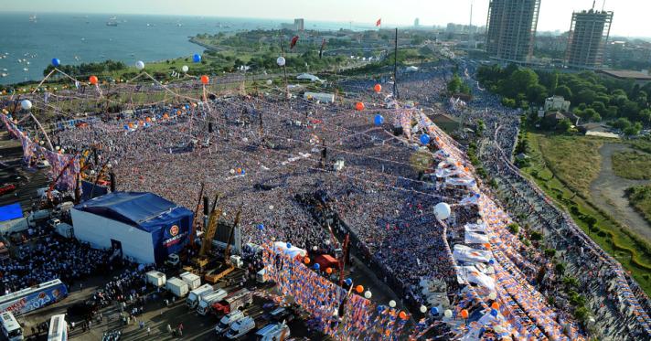 "Dün İzmirde miting, CHPnin orada yaptığı mitingi 3 katladı... TVde, çekilmiş olan resimleri yan yana koysunlar, hangisi daha fazla ortaya çıkar. Eğer dün burada 1 milyon kişi varsa, bugünkü mitingimiz 10 milyon...