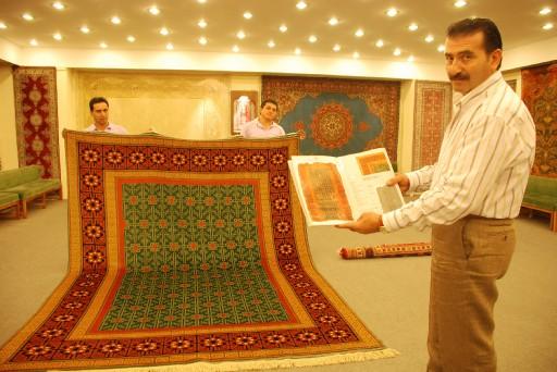 DENIZLI, EL DOKUMASI HALISIYLA DA ON PLANA CIKMAYA CALISIYOR. HEMEN BUTUN KOYLERINDE EL TEZGAHLARINDA DOKUNAN VE FIYATLARI 50 TL ILE 10 BIN TL ARASINDA DEGISEN BU HALILARA TURISTLER DE YOGUN ILGI GOSTERIYOR