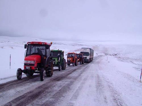 Ardahan Ilgar Dağı geçidinde karla kaplı yolda kalan TIR'ları Damal ilçesinden gelen traktörcüler kurtarıyor. 4 traktörün çektiği TIR'ların kurtarılma bedeli ise bölgede yeni bir sektör oluşturmuş durumda.