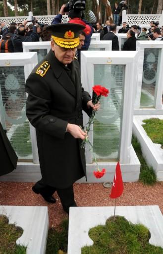 Başbakan Erdoğan ve İlker Başbuğ Şehitler Abidesi'ne ziyarette bulundu. Erdoğan yaptığı konuşmada kahramanlığa vurgu yaptı.