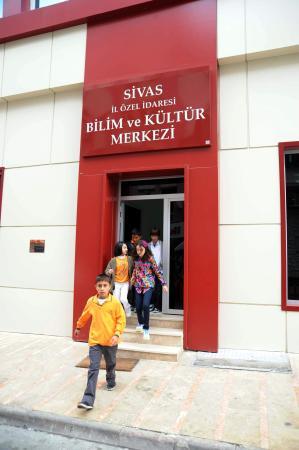 Sivasta kamulaştırıldıktan sonra bilim ve kültür merkezine dönüştürülen eski Madımak Oteli binası, çocukların gözde mekanı haline geldi.