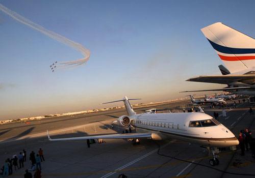 Dubai, Birleşik Arap Emirlikleri'nde gerçekleştirilen Dubai Air Show'un son gününde Fransız akrobasi ekibi, Dubai Uluslararası Havalimanı'nda izleyenlerin ağzını açık biraktıran bir gösteri düzenledi.