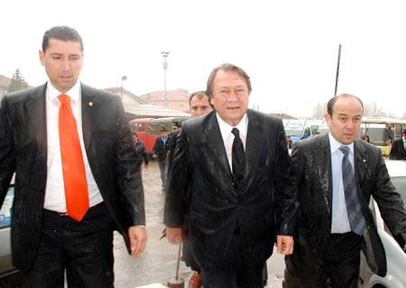 DSP lideri Zeki Sezer, Bartın'da seçim yağmur altında şemsiyesiz yürüyerek, vatandaşları selamlayınca ortaya bu kareler çıktı. Sezer, seçim bürosunda sobanın karşısında ısındı.