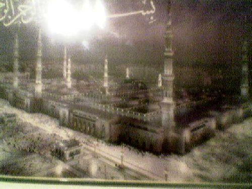 (Bana Arşın altındaki hazineden benden önce hiç bir peygambere verilmeyen Bekara suresinin son âyetleri [Âmenerresülü] verildi.) [İ. Ahmed]