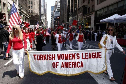 New York'ta 28'inci geleneksel Türk Günü Yürüyüşü ve Festivali büyük bir coşkuyla yapıldı. Törenlere F.Bahçe, G.Saray, Beşiktaş, Trabzon ve Karşıyaka taraftarları damga vurdu.