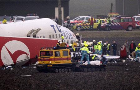 Türk Hava Yolları'na ait uçak, Hollanda'nın Amsterdam kentinde Schiphol havaalanına inerken yere çakıldı.