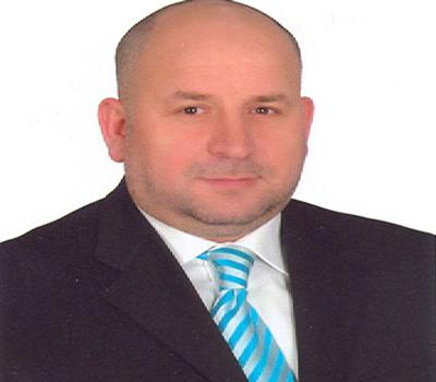 İTO TV kurulsun<br><br>
<strong>VEYSEL ŞENTÜRK / BASIM YAYIN VE MEDYA MESLEK KOMİTESİ: </strong> 13 milyon nüfuslu İstanbulda 330 bin tane üyemiz var. İstanbul Ticaret Odasının binasının nerede olduğunu bilen kaç bin üyemiz var? Panellerden, konferanslardan, uluslararası çalışmalardan bahsedildi. Zümreler, toplantılar yapıyoruz. Kaç kişi geliyor? Bu tek taraflı değil. Oda ne kadar çalışma yaparsa yapsın, esnaf karşılığını vermezse, Odanın yapacağı bir şey yok. Esnaf, Oda bana ne verecek? diye düşünüyor. KOSGEB toplantısı var dediğinizde koşarak geliyor. Niye? Para var zannediyor. Oda kendini anlatamıyor. Benim burada bir önerim var. İstanbul esnafının yüzde 90ı ilkokul mezunu. Ben sizden bir televizyon kurmanızı istiyorum. Ekonomi televizyonu... Bugün esnafımız bilanço yapmasını, mizana bakmasını bilmiyor. İkinci bir konu daha var. Bizi meslek okullarında görevlendirdiler. Gururla gittim ancak üç tane öğretmen memleketten peynir, zeytin gelmiş, yiyorlar. Bana da ikram ettiler, yemedim. Bir de bana Niye geldin? diye kızdılar. İmza da attırdılar. Sonra ne oldu biliyor musunuz? İmtihana girecek öğrenci yoktu. Bu yüzden gönderdiğimiz üyemizin gittiği yeri ve ne görev yaptığını bilelim.
