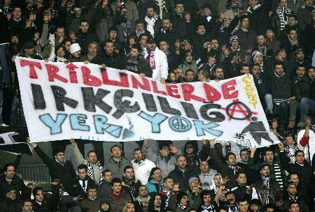 Beşiktaş tribünleri, Sivasspor maçında İsrailli Baliliyi protesto eden G.Saray taraftarlarına pankartlarla göndermede bulundu.