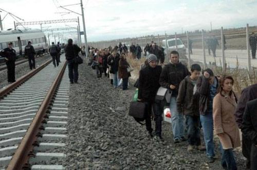 Yüksek Hızlı Tren'in bazı vagonları, Eskişehir yakınlarında raydan çıktı. İlk incelemelerde, kazada ölen ya da yaralanan olmadığı belirtiliyor. Raydan çıkmanın kent yakınlarında makas değiştirirken meydana geldiği belirtiliyor.