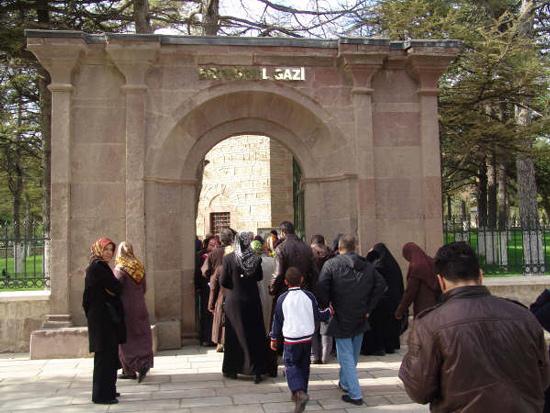 Osman Beyin babası Ertuğrul Gazinin türbesinin dış görünümü