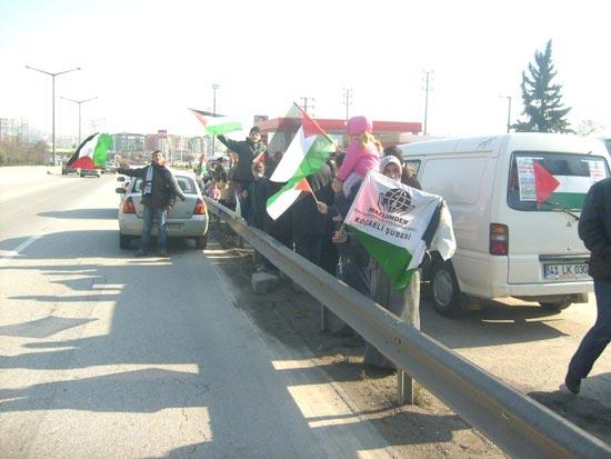 Saat 11 gibi İzmit'e ulaşan konvoy her hafta başörtüsü ögürlüğü için Sabri Yalım Parkı'nda toplanan MAZLUMDER üyeleri tarafından karşılandı