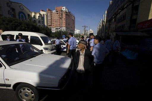 Doğu Türkistan'ı işgal ederek adını Sincan Uygur Özerk Bölgesi ilan eden Çin bu hafta olaylar nedeniyle Cuma namazı kılınmasını yasakladı ama halk yasağı tanımadı. Namaz sonrası olaylar çıktı.