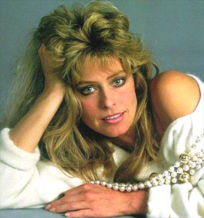 Türkiye'de ''Charlie'nin Melekleri'' dizisiyle tanınan Amerikalı oyuncu Farah Fawcett 3 yıldır mücadele ettiği kansere yenildi..