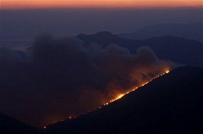 Yunanistan'ın başkenti Atina yakınlarındaki orman yangını söndürülemiyor. Binlerce kişi bölgeyi terk etti. Bölgede can pazarı yaşanırken yangın uzaydan çekilen fotoğraflarda bile görülüyor.