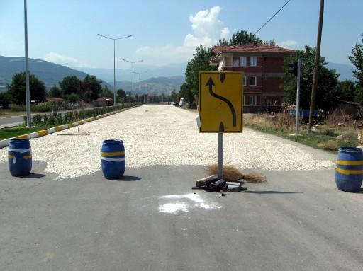 Bursa'nın İnegöl ilçesinde çiftçilerin çekirdek kurutmak için trafiğe kapattığı yol, belediye ekiplerinin müdahalesiyle açıldı.