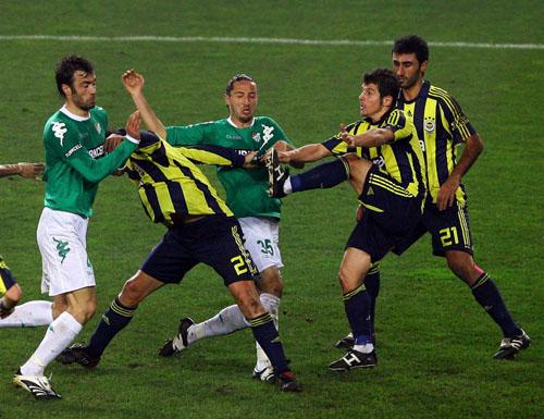 Fenerbahçe Bursaspor'u 1-0 yenerek avantaj kazandı