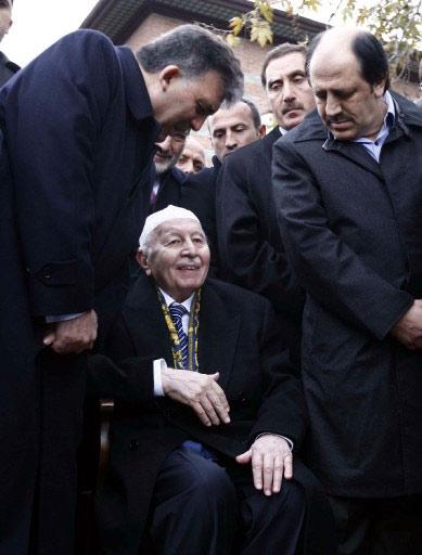 Kalp krizi sonucu vefat eden işadamı Hasan Kalyoncu (59) için düzenlenen cenaze töreni Cumhurbaşkanı Abdullah Gül-Necmettin Erbakan buluşmasına sahne oldu.