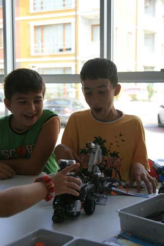 Kocaeli Büyükşehir Belediyesi öncülüğünde açılan ve Türkiyede tek olma özelliği taşıyan Bilim ve Teknoloji Kulübü, düzenlediği yaz etkinlikleri programlarının ilk mezunlarını verdi.
