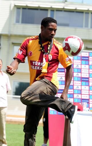 Galatasaray, Keita'yı renklerine bağladı. Galatasaray, dün İstanbul'a getirdiği Abdul Kader Keita ile üç yıllık sözleşme imzaladı.