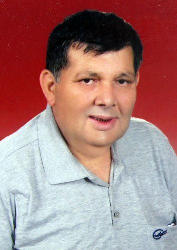 Eskişehir'de dün gece yaşamını yitiren 180 kilo ağırlığındaki güreş eski Türkiye şampiyonu Tamer Şahin'in cenazesi, kaldığı apartmanın 4. katından vinçle indirildi.