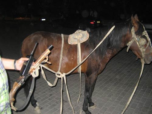 Karaman'da işlek caddeye atı ve silahıyla giren şahıs gözaltına alındı