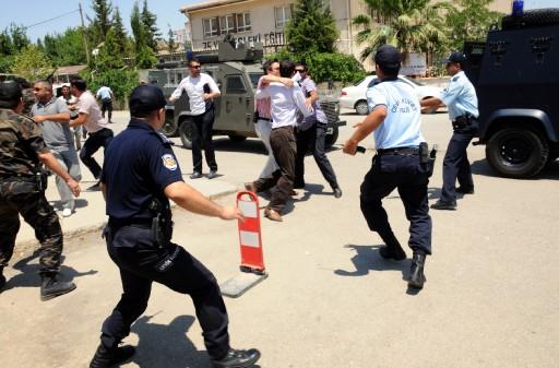 Şanlıurfa'nın bağımsız milletvekili ve Şeyhanlı aşiretinin lideri Seyit Eyüpoğlu'nun torunu kaçıran fidyeciler, adliyeye çıkarılışı sırasında linç edilmek istendi. Polis zanlıları zor kurtardı