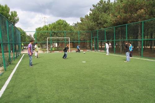 Canınız futbol oynamak isterse onun için de tesis var