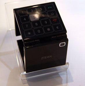 <p><strong>ZTE Küp Cep Telefonu:</strong> Bu cep telefonu 3 menteşe ile katlanmış ve açıldığında çok uzun görünecek gibi bir izlenim oluşturuyor.</p>
<p><strong><a href="http://www.samanyoluhaber.com/" target="_blank"><span style="color: #000000;">(Samanyolu Haber)</span></a></strong></p>