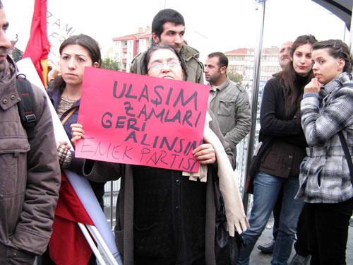 Metrobüs ücretlerine yapılan ve bugünden itibaren geçerli olan yüzde 33'lük zam, bir grup tarafından protesto edildi. Avcılar Metrobüs durağında açıklama yapan eylemciler, fahiş zammın derhal geri çekilmesini istedi.