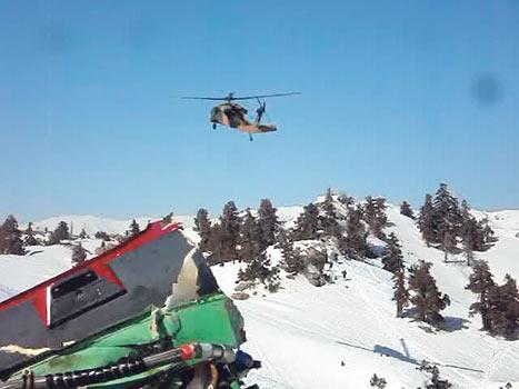 Cumhurbaşkanı Gül'ün, 'Helikopterdeki beyni keçiler sökmedi!' diyerek şüphelerini dile getirdiği kayıp cihazların sökülme görüntülerine ulaşıldı. Muhsin Yazıcıoğlu'nun helikopterinin düşmesiyle ilgili soruşturmanın seyrini değiştirecek videoda, dört subay var. Biri cihazları sökerken, ikisi onu izliyor. Bir asker ise görüntü çekiyor.