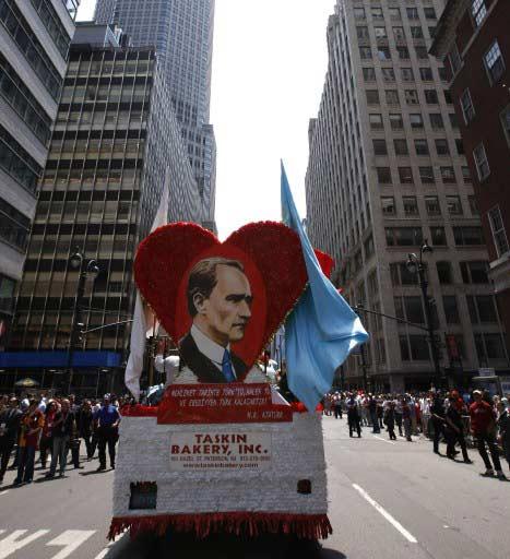 New York'ta 28'inci geleneksel Türk Günü Yürüyüşü ve Festivali büyük bir coşkuyla yapıldı. Törenlere F.Bahçe, G.Saray, Beşiktaş, Trabzon ve Karşıyaka taraftarları damga vurdu.