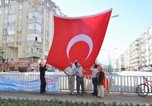 Hakkari'deki terörist saldırısı vatandaşı sokağa döktü. Yurdun çeşitli yerlerinde yapılan gösterilerde ''Şehitler ölmez vatan bölünmez'', ''Askere uzanan eller kırılsın'' sloganları atıldı.
