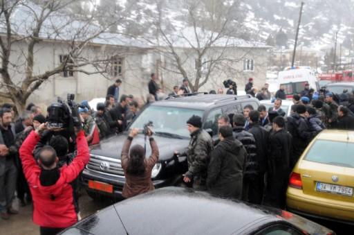 BBP lideri Yazıcıoğlu'nu taşırken düşen hekikoptere ulaşma çabaları aralıksız sürüyor. Helikopter için adeta bir ordu seferber edildi...