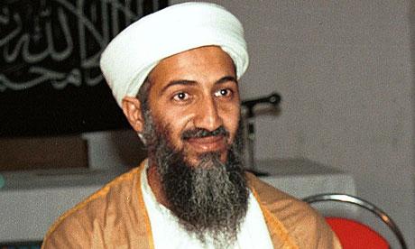 Suudi yönetimi eleştirileri ve muhalefete desteği nedeniyle 1992 yılında pasaportunu iptal edince Sudan'a yerleşen Bin Ladin, ABD ve Suudi ailesini kınayan fetvalar yayımlayınca 1994 yılında Suudi vatandaşlığını da kaybetti.