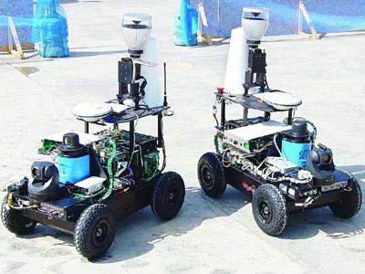 Küçük insansız kara araçlarından binlerce almayı planlayan ABD ordusu,bu amaç için en uygun buldukları 3 modeli belirlemiş: iRobot 110 First Look, MacroUSA Armadillo V2 Mikro İKA ve QinetiQ North America Dragon Runner..
Halihazırda ABD ordusu tarafından en çok kullanılan
İKA olan Küçük İKA 320 modeli 14,5 kg ağırlığında bir robot.
Seçilen bu robotların ortak özelliği ise ortalama 2-6 kg ağırlığında, küçük robotlar olmaları.Bu robotların üzerinde kameralar ve vericiler var.
Binaların içine, bahçelere, tünellere atılan ve uzaktan kumanda ile yönlendirilebilen robotlar,bu alanlardan aldıkları görüntüleri
kablosuz olarak iletebiliyor.ABD ordusu atılabilen robotlardan 4000'ini Afganistan'da denemeyi planlıyor.